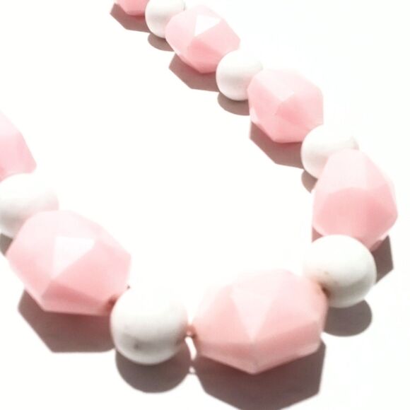 Vintage Chunky Mid Century Pink and White Beaded Necklace - Picture 6 of 7